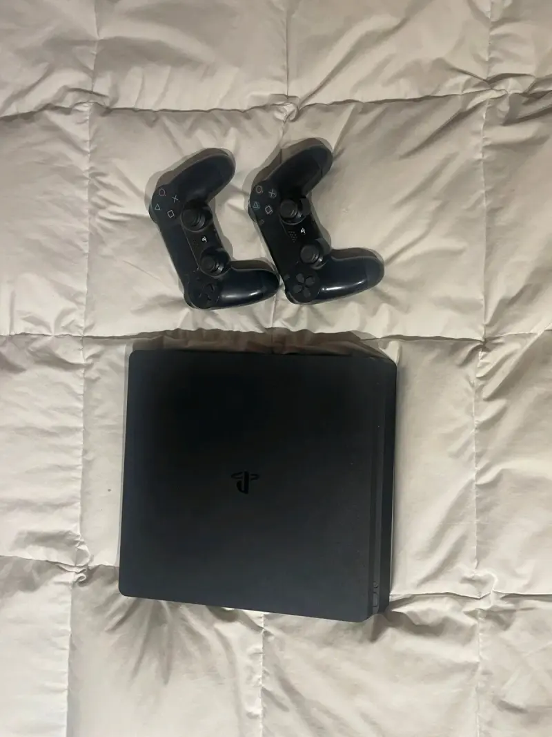 Consola PlayStation 4 con dos controles y juegos - 1