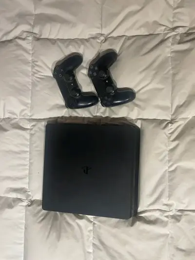 Consola PlayStation 4 con dos controles y juegos - miniatura 1
