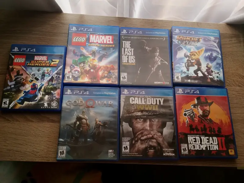 Consola PlayStation 4 con dos controles y juegos - 2