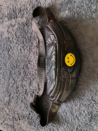 Riñonera negra con diseño de cara sonriente - miniatura 1
