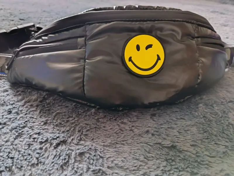 Riñonera negra con diseño de cara sonriente - 2
