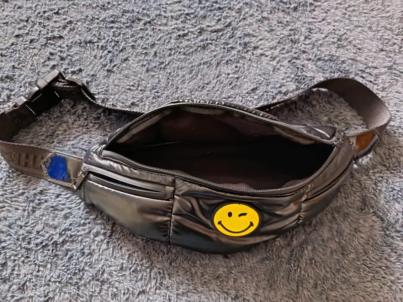 Riñonera negra con diseño de cara sonriente - 3