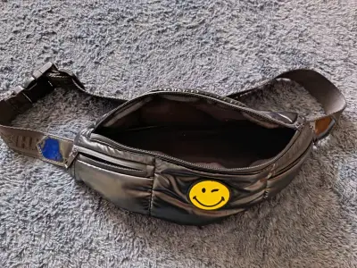 Riñonera negra con diseño de cara sonriente - miniatura 3