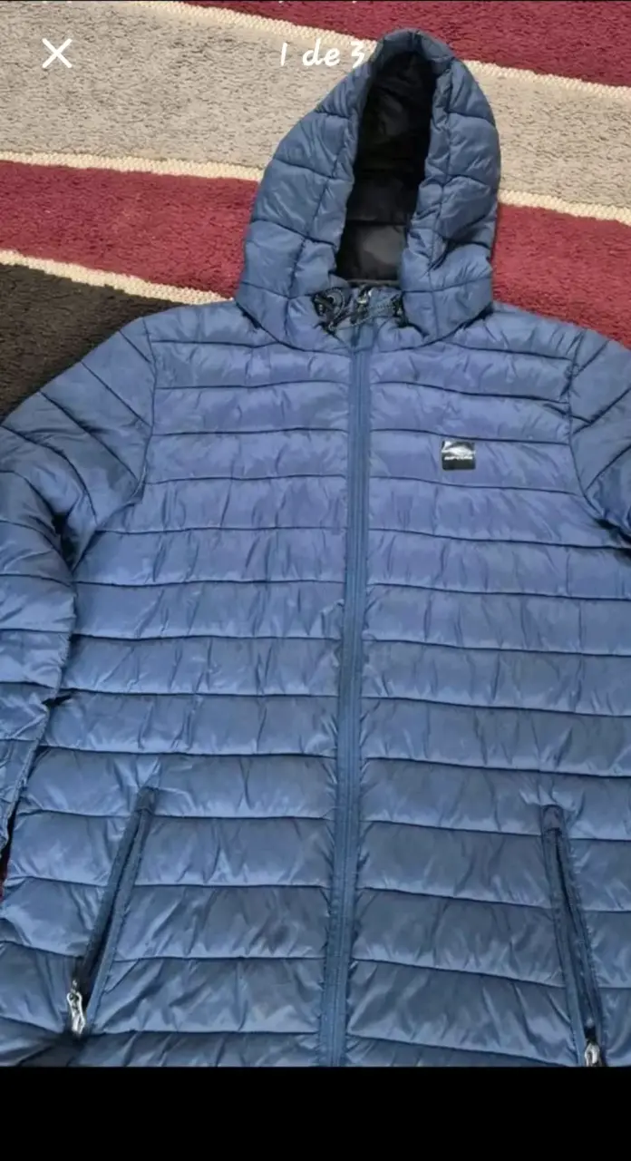 Chaqueta acolchada azul con capucha