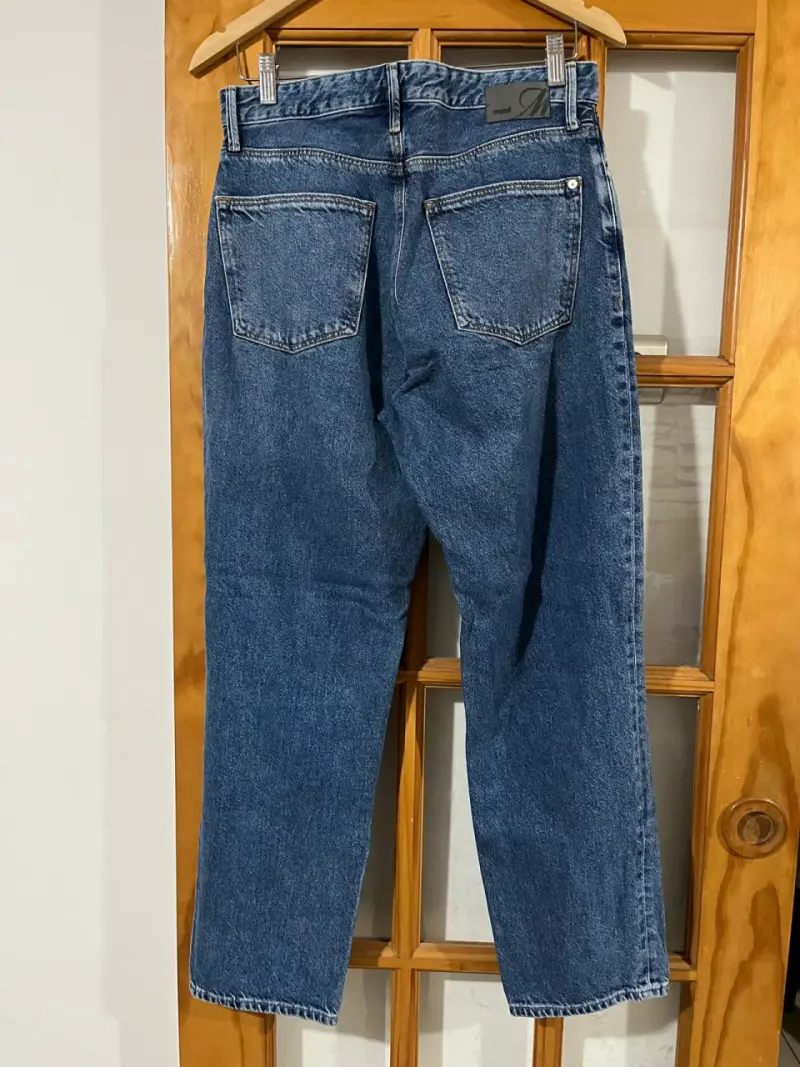Jeans de mezclilla azul con roturas - 2