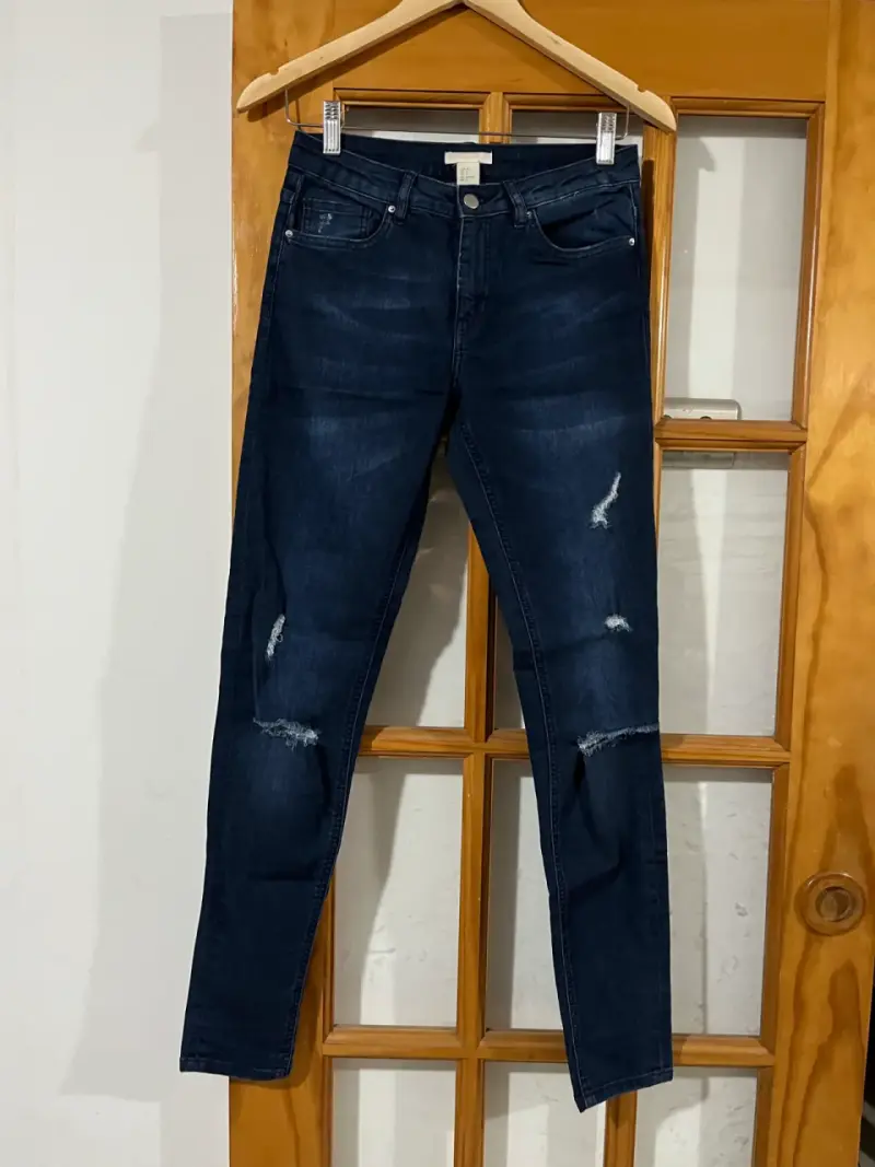 Jeans ajustados azul oscuro con detalles desgastados - 1