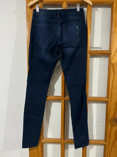 Jeans ajustados azul oscuro con detalles desgastados - miniatura 2