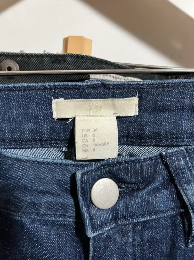 Jeans ajustados azul oscuro con detalles desgastados - 3