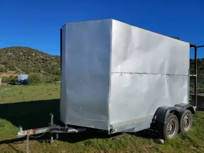 Carro de arrastre cerrado metálico - miniatura 1