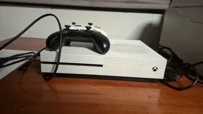 Consola Xbox One S con dos controles - miniatura 1