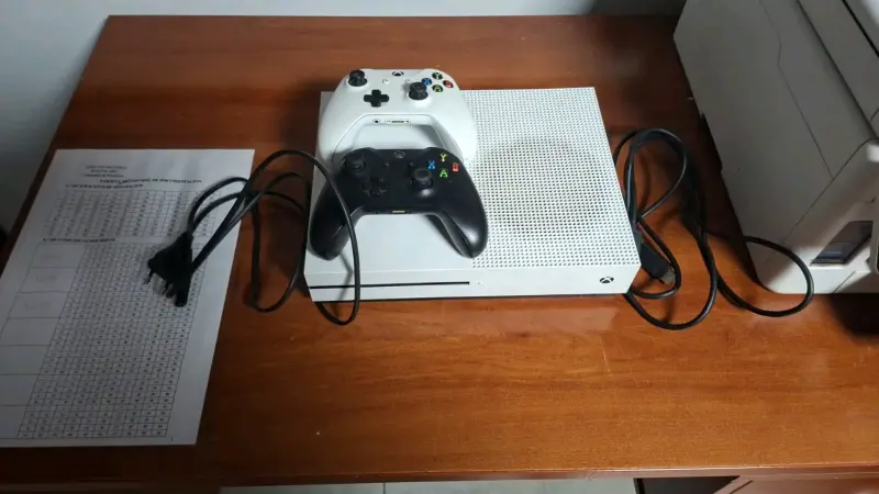 Consola Xbox One S con dos controles - 2