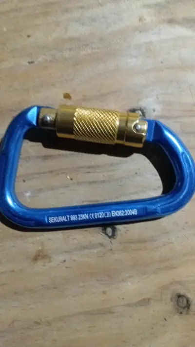 Mosquetón de seguridad azul con cierre dorado - miniatura 1