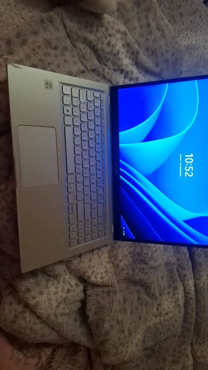 Laptop ASUS Intel Core i3 en buen estado - 2