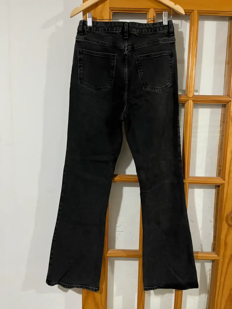 Jeans negros acampanados Sinsay talla 40 - 2