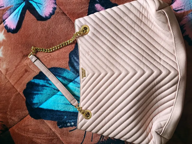 Bolso de mano Guess rosa con cadena dorada - 1