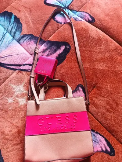 Bolso de mano Guess rosa con cadena dorada - miniatura 4