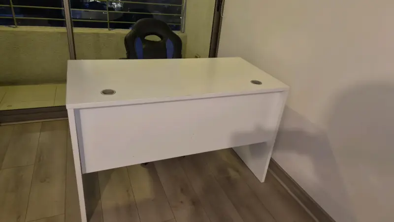 Escritorio blanco con silla de oficina incluida - 2