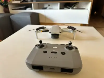 Drone DJI Mini 2 con control remoto - miniatura 1