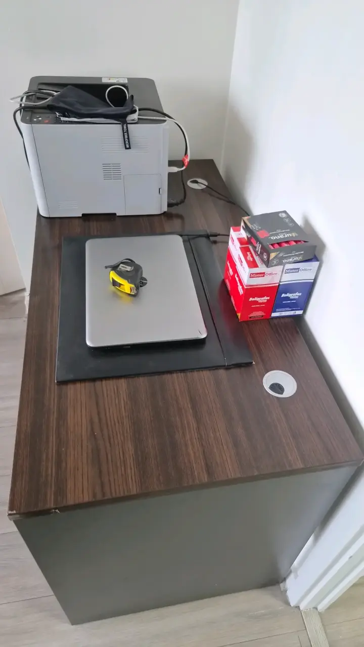 Escritorio de oficina en buen estado - 2