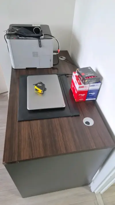 Escritorio de oficina en buen estado - miniatura 2