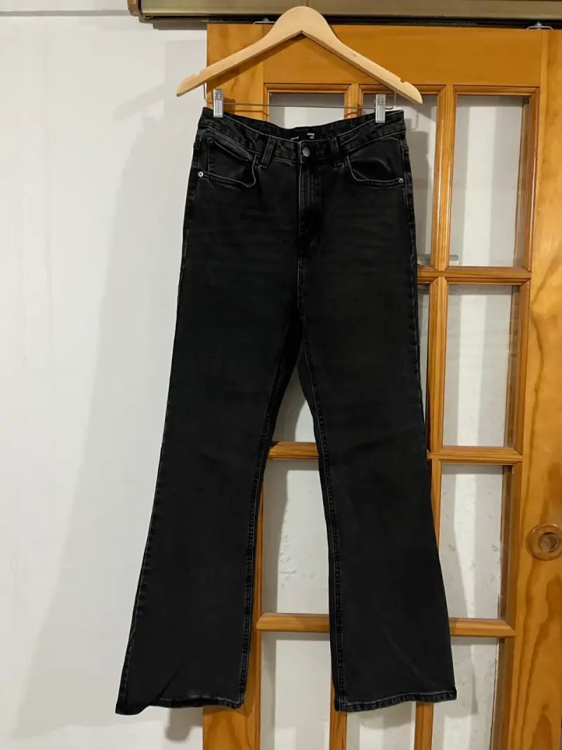 Jeans negros acampanados Sinsay talla 40 - 1