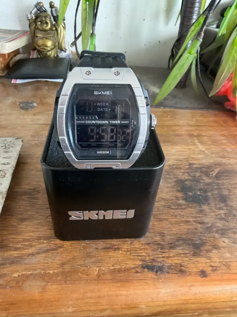 Reloj digital Skmei resistente al agua - 1