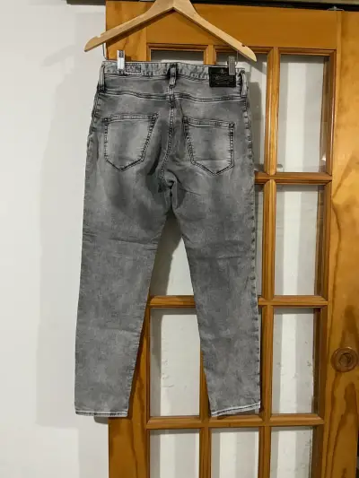 Jeans grises estilo desgastado para hombre - miniatura 2