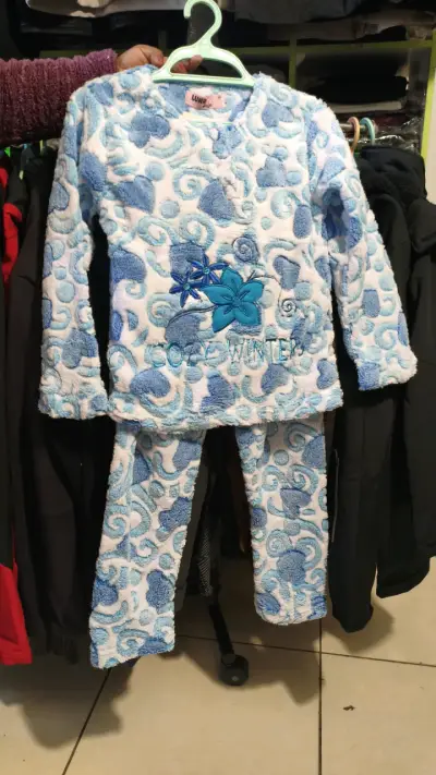 Pijama polar infantil azul con diseño floral - miniatura 1