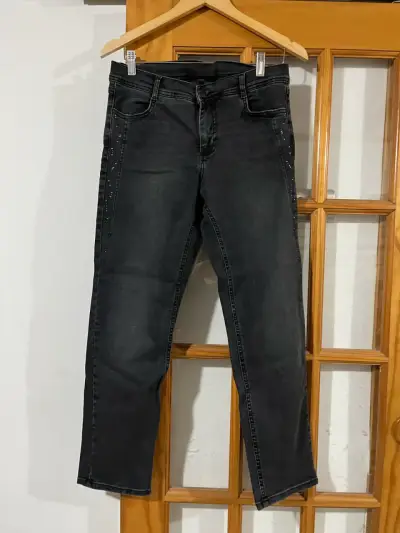Jeans negros con detalles de tachas para mujer - miniatura 1