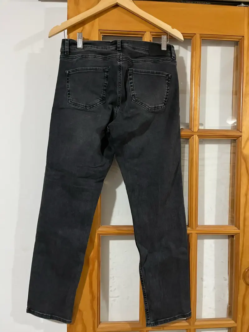 Jeans negros con detalles de tachas para mujer - 2