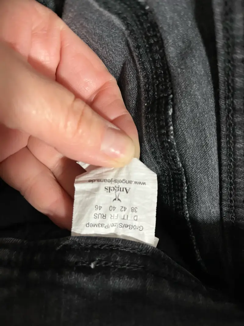 Jeans negros con detalles de tachas para mujer - 3