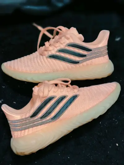 Zapatillas deportivas color salmón con diseño moderno - miniatura 1