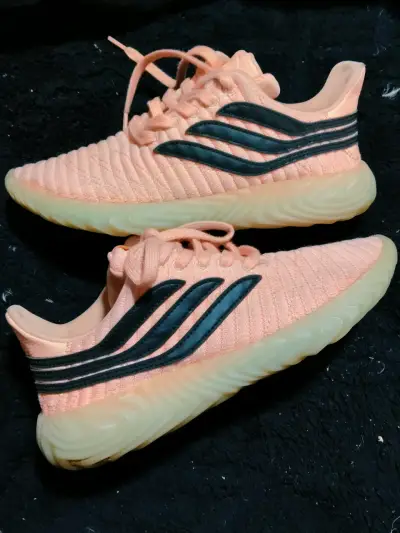 Zapatillas deportivas color salmón con diseño moderno - miniatura 2
