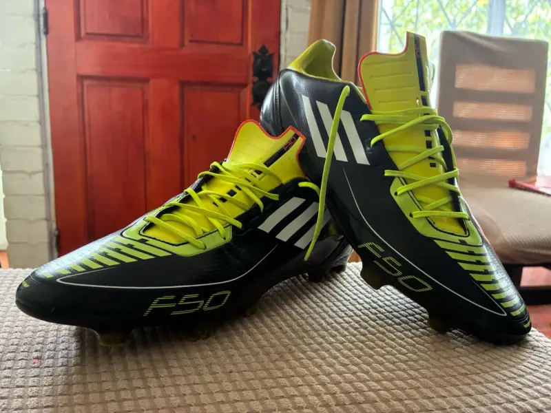 Botines de fútbol Adidas F50 negros y amarillos - 1