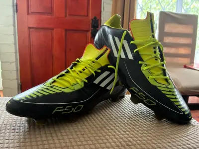 Botines de fútbol Adidas F50 negros y amarillos - miniatura 1