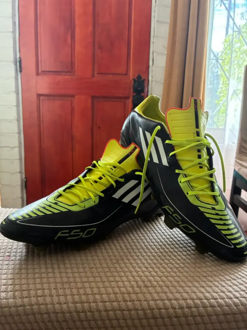 Botines de fútbol Adidas F50 negros y amarillos - 2