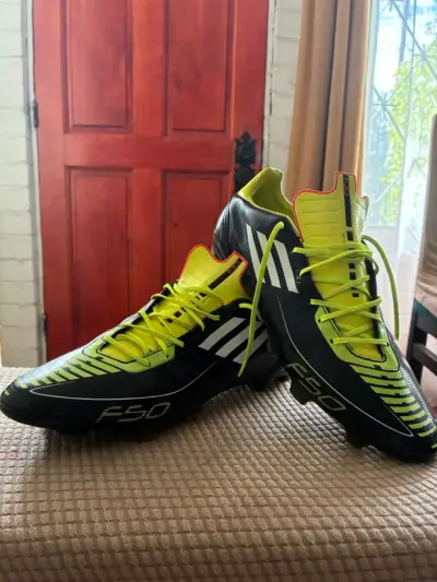 Botines de fútbol Adidas F50 negros y amarillos - miniatura 2