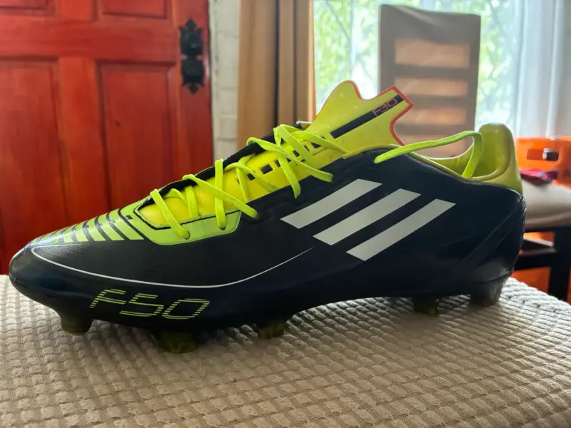 Botines de fútbol Adidas F50 negros y amarillos - 3