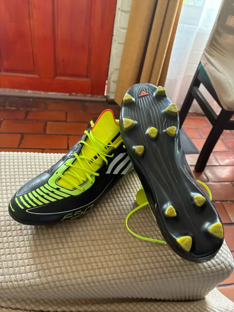 Botines de fútbol Adidas F50 negros y amarillos - 4