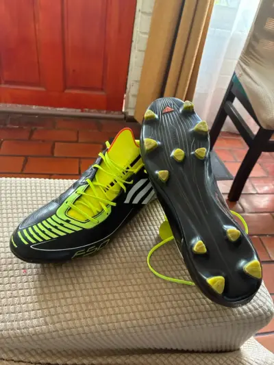Botines de fútbol Adidas F50 negros y amarillos - miniatura 4