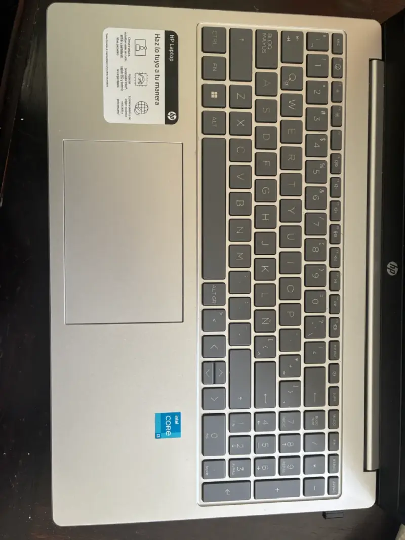 Laptop HP con Intel Core i3, 15 pulgadas - 4