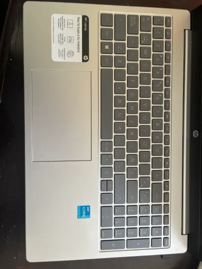 Laptop HP con Intel Core i3, 15 pulgadas - miniatura 4