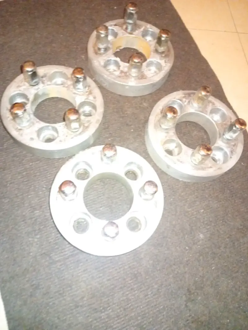 Separadores de rueda de 4 pernos usados - 2