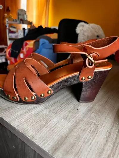 Sandalias de cuero marrón con tacón alto - miniatura 2