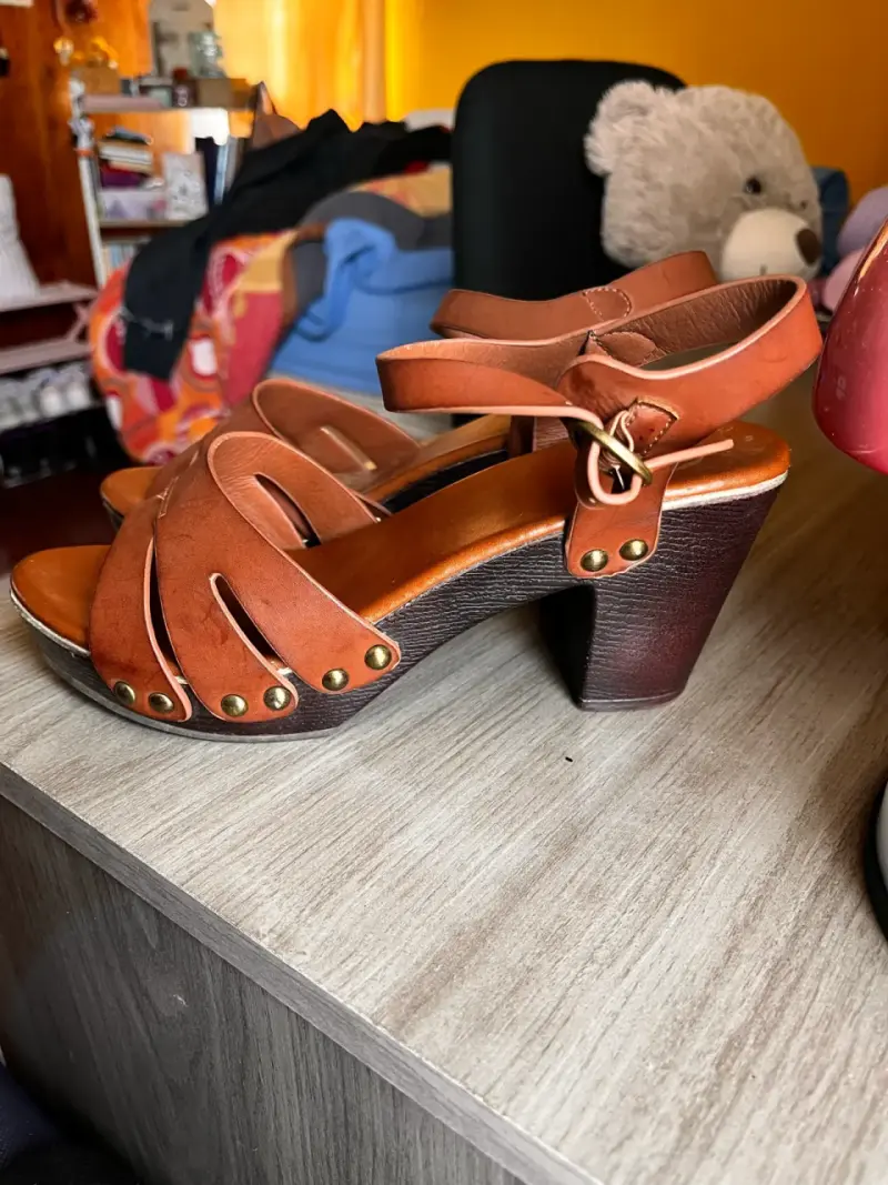Sandalias de cuero marrón con tacón alto - 3