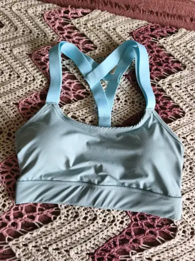 Top deportivo cruzado color celeste - miniatura 1