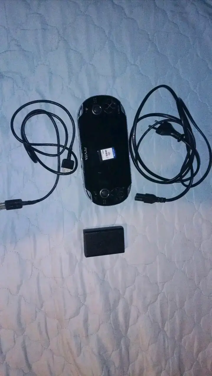 Consola Sony PS Vita Fat Oled desbloquada con fifa - 1