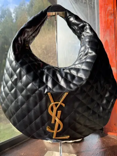 Bolso negro acolchado con logo dorado YSL - miniatura 1