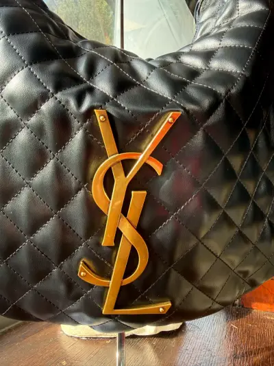 Bolso negro acolchado con logo dorado YSL - miniatura 2