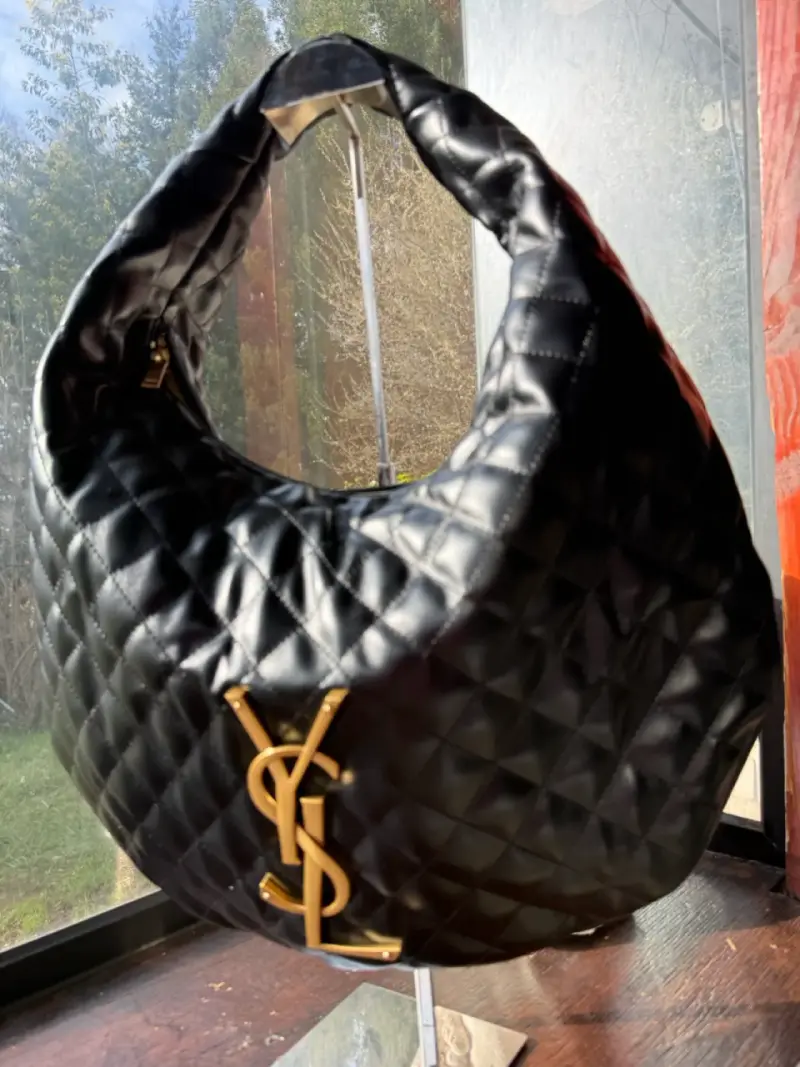 Bolso negro acolchado con logo dorado YSL - 3